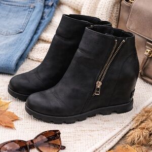 Sorel Black Leather Wedge Ankle Boots Size 9 Like New- Water Proof Comfy